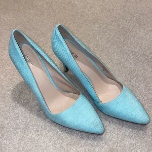 Bar III mint crocodile pointed toe heels